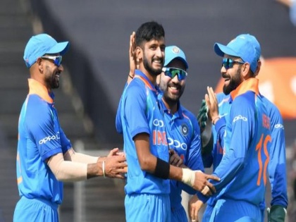 IND vs AUS 1st T-20: He got his first wickets in the first ball in foreign soil | IND vs AUS 1st T-20 : परदेशात पहिल्याच चेंडूवर मिळवला त्याने पहिला बळी