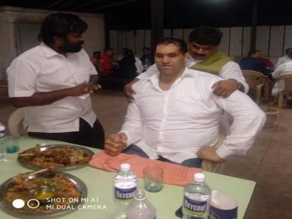 The world famous wrestler Khali says, "Wow," and after two and half kilograms non-veg eating | जगप्रसिध्द कुस्तीपटू खली जेव्हा " वाह वा " म्हणत करतो अडीच किलो नॉनव्हेज फस्त..