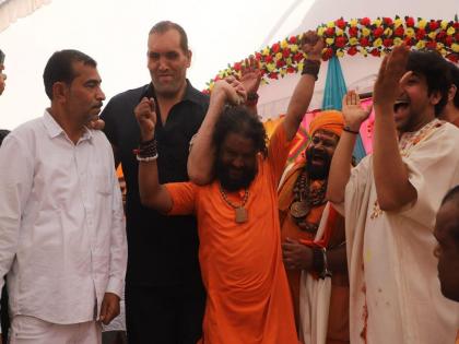 The Great Khali Lifts Sadhu With His Choti In One Hand | बागेश्वर बाबासमोर 'द ग्रेट खली'नं साधूला केसाने पकडून एका हातात उचलले, व्हिडिओ व्हायरल...