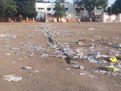 Khamgaon: garbage in public ground of khamgaon | खामगाव : पालिका मैदानाला प्लास्टिक कचऱ्याचा विळखा!