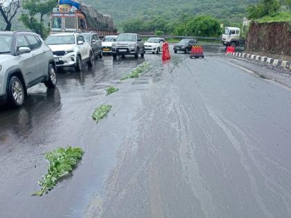 Oil spilled at Khambataki ghat, motorists exercise; Traffic smooth after 12 hours of cleaning operation | Satara: खंबाटकी घाटात ऑईल सांडले, वाहनचालकांची कसरत; १२ तासांच्या सफाई मोहीमेनंतर वाहतूक सुरळीत