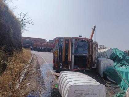 Accident at Khambataki Ghat, traffic jam due to overturned truck; Driver injured | Satara News: खंबाटकी घाटात अपघात, ट्रक उलटल्याने वाहतूक कोंडी; चालक जखमी 