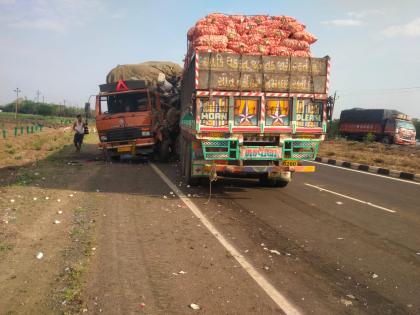 two trucks collided head on carrier dead on the spot driver injured | दोन ट्रकची समोरासमोर धडक, वाहक जागीच ठार, चालक जखमी