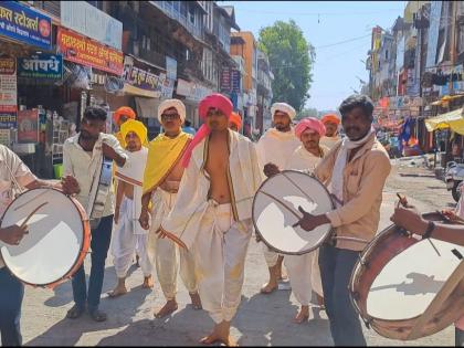 procession of gadkari pulling 12 bullock carts in khamgaon an ancient tradition of 150 years | १२ बैलगाड्या ओढणाऱ्या गडकऱ्यांची खामगावात मिरवणूक, दीडशे वर्षांची पुरातन परंपरा