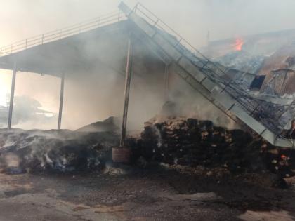 massive fire at atharva Industries in khamgaon midc | खामगाव एमआयडीसीतील अथर्व इंडस्ट्रीजमध्ये भीषण आग