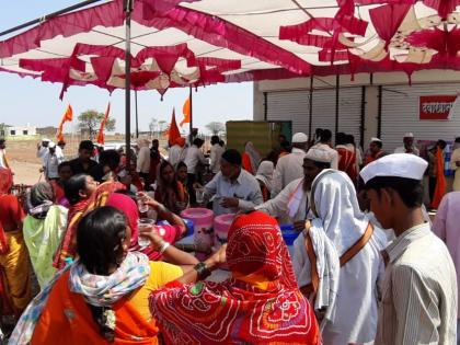 Service by the Muslim brothers of Saint Gajanan devotees | संत गजानन भक्तांची मुस्लिम बांधवांकडून सेवा