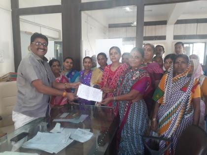 Water scarcity: Ambika Nagar women's give memorandum to authority | पाणी टंचाई : अंबिका नगरातील महिलांचा खामगाव पालिकेवर मोर्चा!