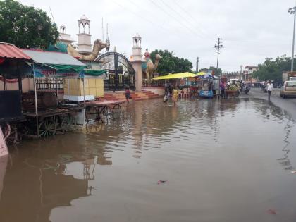 Tumbling water at the heart of the Khamgaon city | खामगावात नालेसफाईचा बोजवारा; शहराच्या हृदयस्थानी तुंबले पाणी