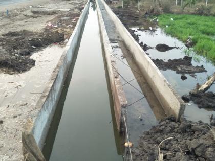 Contractor cracks pipeline in Khamgaon; Waste water! | खामगावात कंत्राटदाराने पाईपलाईन फोडली; पाण्याचा अपव्यय!