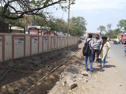 Municipal corporation pipeline pressed into four-lane highway! | महामार्गाच्या चौपदरीकरणात नगर पालिकेची पाईपलाईन दाबली!