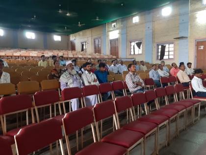 Officers more than farmers for workshop! | सुसंवाद कार्यशाळेला शेतकऱ्यांपेक्षा अधिकारीच जास्त!