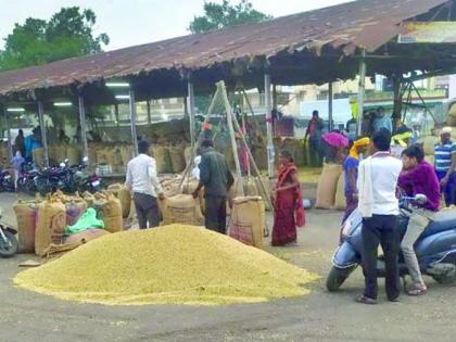 Purchase of soybeans at low prices; Farmers hit by Rs 800 per quintal | सोयाबीनची अल्प दरात खरेदी; शेतकऱ्यांना क्विंटलमागे ८०० रूपयांचा फटका