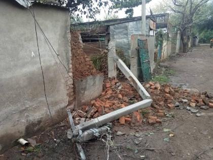 Sand vehicle hit, 7 power poles collapsed in Gyan Gangapur | रेती वाहनाची धडक, ज्ञानगंगापूर येथे ७ वीज खांब कोसळले