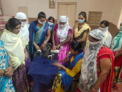 Khamgaon Municipality tops in mask sewing initiative! | मास्क शिलाई उपक्रमात खामगाव नगर पालिका अव्वल!