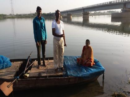 Pran survives while taking a plunge from Khamkheda bridge in Muktainagar | मुक्ताईनगर येथील वृद्ध महिलेचे खामखेडा पुलावरून उडी घेत आत्महत्या करताना वाचविले प्राण