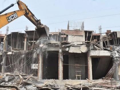 Finally, 21 buildings in Khan Compound demolished | अखेर खान कंपाउंडमधील २१ इमारती जमीनदोस्त Finally, 21 buildings in Khan Compound demolished | अखेर खान कंपाउंडमधील २१ इमारती जमीनदोस्त