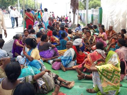 pandhari khanampur villagers stood in front of the divisional commissionerate | पांढरी खानमपूर ग्रामस्थांचा विभागीय आयुक्तालयासमोर ठिय्या