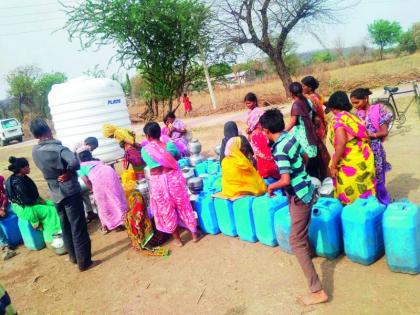 Akola: Water shortage at Khanapur! | अकोला : पाण्यासाठी रात्रीचा दिवस; खानापूर येथे भीषण पाणी टंचाई!