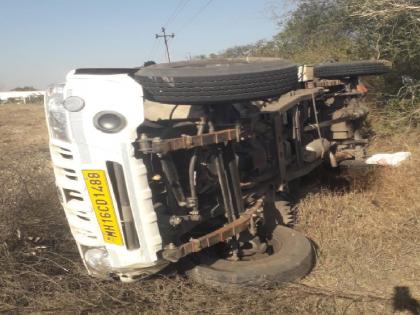 Accident near Khandala on Pune-Bangalore National Highway, One killed, five injured | Satara News: खंडाळ्याजवळ पिकअप जीप उलटली, एक ठार; पाच जखमी; धावजीबुवाच्या दर्शनासाठी निघाले असता काळाचा घाला