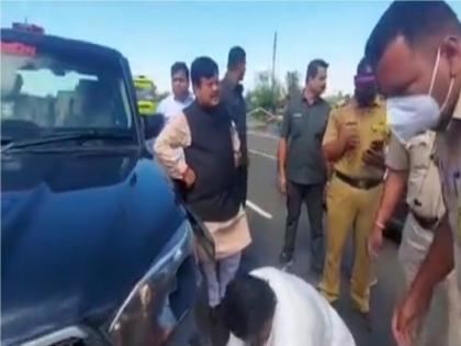 Opposition leader Praveen Darekar convoy of police vehicle crashed | विरोधी पक्षनेते प्रवीण दरेकर यांच्या ताफ्यातील पोलीस वाहनाचा अपघात