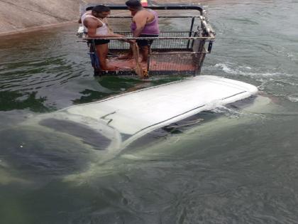 Car crashes into canal near Khambataki in Satara, police-villagers avoid loss of life | Satara News: खंबाटकी नजीक कॅनॉलमध्ये कार कोसळली, पोलिस-ग्रामस्थांमुळे जीवितहानी टळली