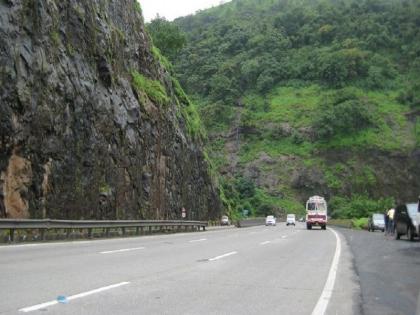 Excursion bus accident at Khandala Ghat, two students killed; Incident near Anda Point | खंडाळा घाटात सहलीच्या बसला अपघात, दोन विद्यार्थ्यांचा मृत्यू; अंडा पाॅइंटजवळील घटना