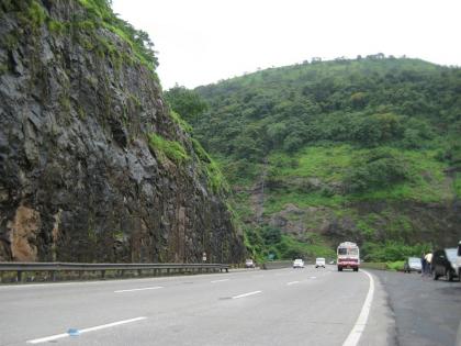 Truck and passenger bus accident at Khandala Ghat on Mumbai-Pune Expressway; Eleven people were injured | मुंबई-पुणे द्रुतगती मार्गावर खंडाळा घाटात ट्रक आणि प्रवासी बसचा अपघात; अकरा जण जखमी