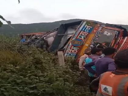 Truck breaks down at S Corner in Khandala Satara | Satara: खंडाळ्यात 'एस कॉर्नर'ला ब्रेकफेल ट्रकचा थरार.., महामार्गावर उडाली खळबळ Truck breaks down at S Corner in Khandala Satara | Satara: खंडाळ्यात 'एस कॉर्नर'ला ब्रेकफेल ट्रकचा थरार.., महामार्गावर उडाली खळबळ
