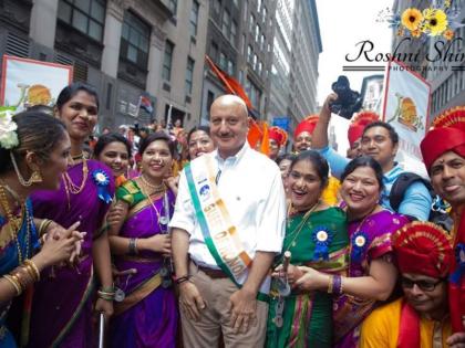 Khandesh Kahn wins national pride in New York | न्यूयॉर्क येथे खान्देश कन्यांनी जागवला राष्ट्राभिमान