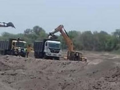 80 vehicles of sand mafia seized in Satara, fined 4.41 crores | साताऱ्यात वाळू माफियांची ८० वाहने जप्त, ४.४१ कोटींचा दंड; खनिकर्म विभागाची कारवाई 