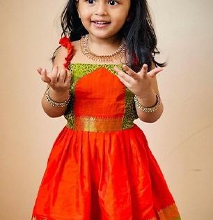 Diwali 2025 lakshmi pujan : लाडक्या चिमुकल्या लेकीसाठी खणाचे फ्रॉक आणि खणाची साडी, पाहा ५ सुंदर प्रकार