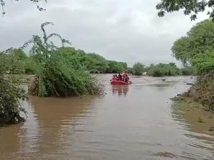 Rescue operation of a farmer stuck in flood | पुरात अडकलेल्या शेतकऱ्याचे रेस्क्यू ऑपरेशन 