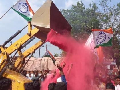 Maharashtra Gram Panchayat Election Results: NCP activists oust gulal on JCB | Maharashtra Gram Panchayat Election Results : राष्ट्रवादी कार्यकर्त्यांनी जेसीबीने उधळला गुलाल