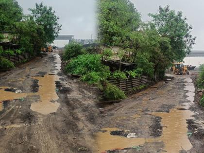 Kharbav Railway Station road in Bhiwandi damaged; One has to travel through mud | भिवंडीतील खारबाव रेल्वे स्टेशनची वाट बिकट; चिखलातूनच करावा लागतो प्रवास