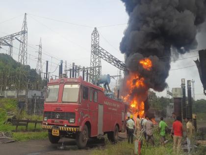 A fire broke out at a power station in Kharepatan in Sindhudurg district | खारेपाटण वीज केंद्राला आग, अनेक गावांचा वीज पुरवठा खंडित; आग आटोक्यात आणण्यासाठी प्रयत्‍न सुरू