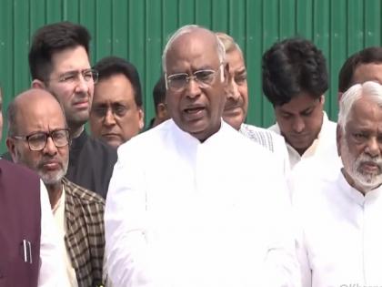 Rahul Gandhi Speech Row: 'Narendra Modi is running the government like a dictator', slams Congress president Mallikarjun Kharge | Rahul Gandhi Speech Row: 'नरेंद्र मोदी हुकूमशहाप्रमाणे सरकार चालवत आहेत', काँग्रेस अध्यक्ष मल्लिकार्जुन खर्गेंचा घणाघात