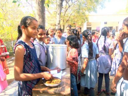 20 thousand turnover from real earnings; Anand Melava at school | ‘खरी कमाई’तून २० हजार रुपयांची उलाढाल; पार्डीटकमोर येथील विद्यालयात आनंद मेळावा