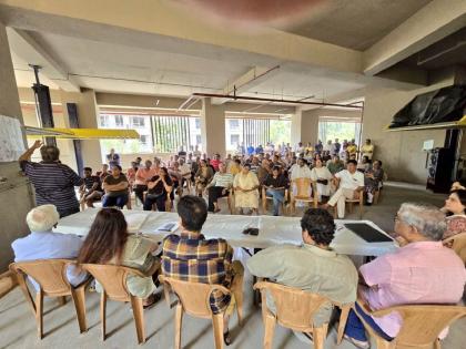 residents of khar and santacruz have protested against the proposed elevated road of bmc connecting western express highway | २७५ इमारतींसह शेकडो चाळींना खार पूर्व उन्नत मार्गाचा फटका; आराखडा चुकला 