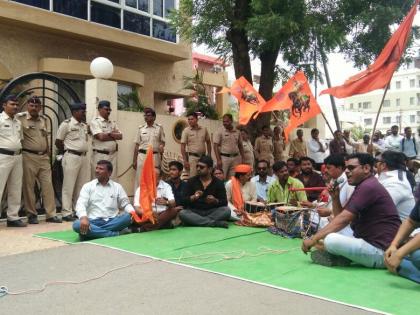 Maratha Reservation Protests: In Akola protest infront of MPs and MLAs' house | Maratha Reservation Protest : अकोल्यात खासदार, आमदारांच्या घरासमोर ‘झोपमोड’ आंदोलन