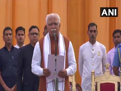 Manohar Lal Khattar takes oath as the Chief Minister of Haryana, at the Raj Bhawan | हरयाणात मनोहरलाल खट्टर यांनी घेतली मुख्यमंत्रीपदाची शपथ