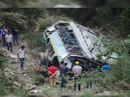 Uttarakhand Accident: Bus carrying 45-50 people falls into gorge in Pauri Garhwal; 8 people were killed | Uttarakhand Accident: भीषण अपघातांचा दिवस! वऱ्हाडींनी खचाखच भरलेली बस दरीत कोसळली; ८ जण ठार