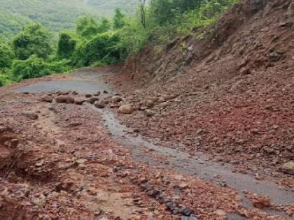 landslide at Astan in Khed taluka Ratnagiri, Traffic started after almost 12 hours | Ratnagiri: अस्तान येथे दरड कोसळली, तब्बल १२ तासांनी वाहतूक पूर्ववत सुरू