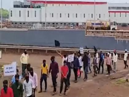 A case has been registered against around 450 people in connection with the protest in Lotte, why was the protest organized? Read in detail | लोटेतील मोर्चाप्रकरणी सुमारे ४५० जणांवर गुन्हा दाखल, कशासाठी काढला होता मोर्चा.. वाचा सविस्तर A case has been registered against around 450 people in connection with the protest in Lotte, why was the protest organized? Read in detail | लोटेतील मोर्चाप्रकरणी सुमारे ४५० जणांवर गुन्हा दाखल, कशासाठी काढला होता मोर्चा.. वाचा सविस्तर