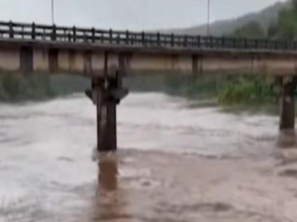 Heavy rain in Khed taluka Ratnagiri Jagbudi river at danger level | Ratnagiri: खेड तालुक्यात मुसळधार पाऊस, जगबुडी नदी धोक्याच्या पातळीवर; खेड-दापोली वाहतूक ठप्प Heavy rain in Khed taluka Ratnagiri Jagbudi river at danger level | Ratnagiri: खेड तालुक्यात मुसळधार पाऊस, जगबुडी नदी धोक्याच्या पातळीवर; खेड-दापोली वाहतूक ठप्प