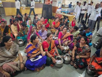 Handa march of angry women on Rajgurunagar Municipal Council; No water for a month | राजगुरुनगर नगरपरिषदेवर संतप्त महिलांचा हंडा मोर्चा; एक महिन्यापासून पाणी नाही