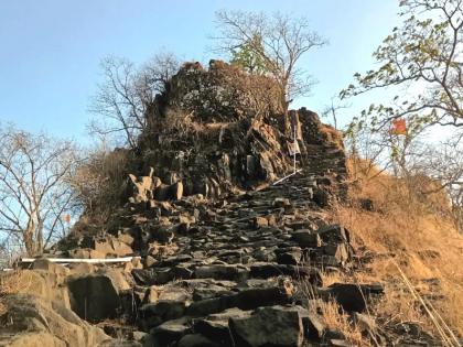 Ramgad is just a hill, villagers reject claim of new fort in Khed taluka Ratnagiri | Ratnagiri- 'रामगड' हा फक्त डोंगरच, खेड तालुक्यातील नव्या किल्ल्याच्या शोधाचा दावा ग्रामस्थांनी फेटाळला 