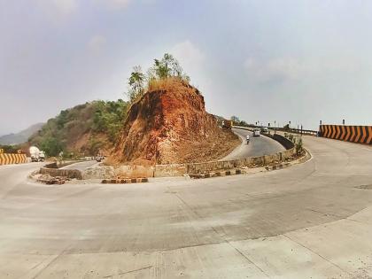 The turn in Bhaeste Ghat is dangerous | भाेस्ते घाटातील वळण जीवघेणे; चाैपदरीकरणानंतरही धाेकादायक वळण तसेच, अनेक अपघात