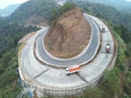 The Bhote Ghat bend on the Mumbai-Goa highway is still dangerous | Ratnagiri News: भोस्ते घाटातील ‘ते’ वळण अजूनही धोकादायक