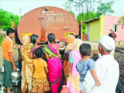 Water shortages; Like every year, the first water tanker is in the village this year too | Ratnagiri news: पाणीटंचाईच्या झळा; दरवर्षीप्रमाणे पाण्याचा पहिला टँकर यंदाही खेडमध्येच