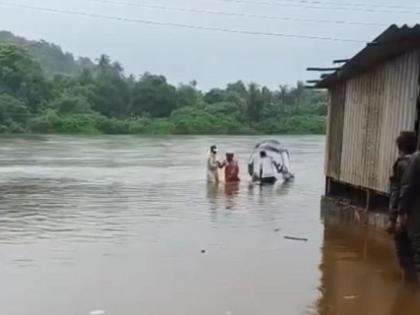 Rescue team saves teacher who was swept away with bike in Khed | Ratnagiri: खेडमध्ये दुचाकीसह वाहून जाणाऱ्या शिक्षिकेला रेस्क्यू टीमने वाचवले Rescue team saves teacher who was swept away with bike in Khed | Ratnagiri: खेडमध्ये दुचाकीसह वाहून जाणाऱ्या शिक्षिकेला रेस्क्यू टीमने वाचवले